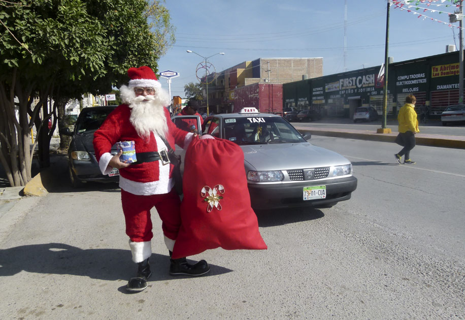 Rayito de sol se encarga de la recolecta de juguetes vestido como Santa Claus. 