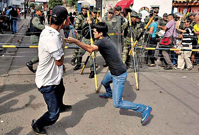 Un muerto y 300 detenidos es el saldo de protestas por la moneda.