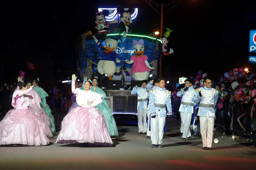 Acuden al desfile navideño 'Coahuila Brilla' 30 mil personas en Múzquiz.