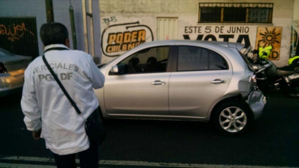 Al intentar escapar, el conductor se impactó contra el camión de bomberos.