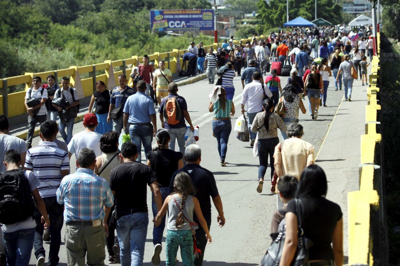 Cuientos de venezolanos cruzaron a Colombia tras apertura de pasos peatonales.