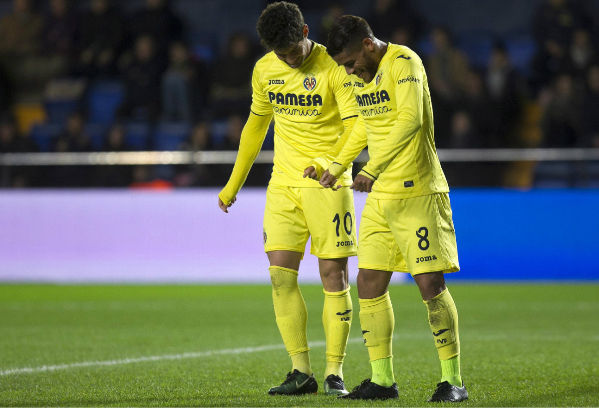 El delantero brasileño del Villarreal Alexandre Pato y 'Jona' 