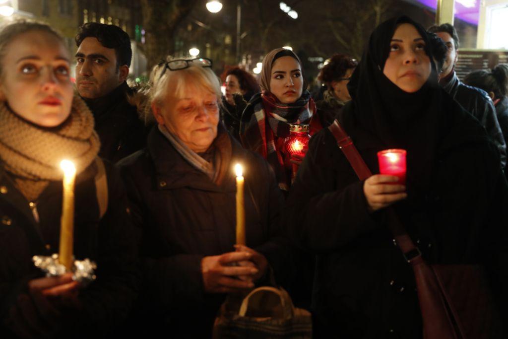 Familiares de las víctimas se reúnen en los altares para rezar y dedicar cantos a los fallecidos.
