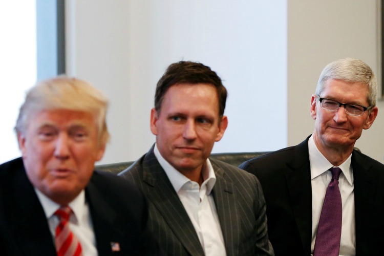 De izquierda a derecha: Donald Trump, Peter Thiel, miembro de la mesa directiva de Facebook y Tim Cook, CEO de Apple. 