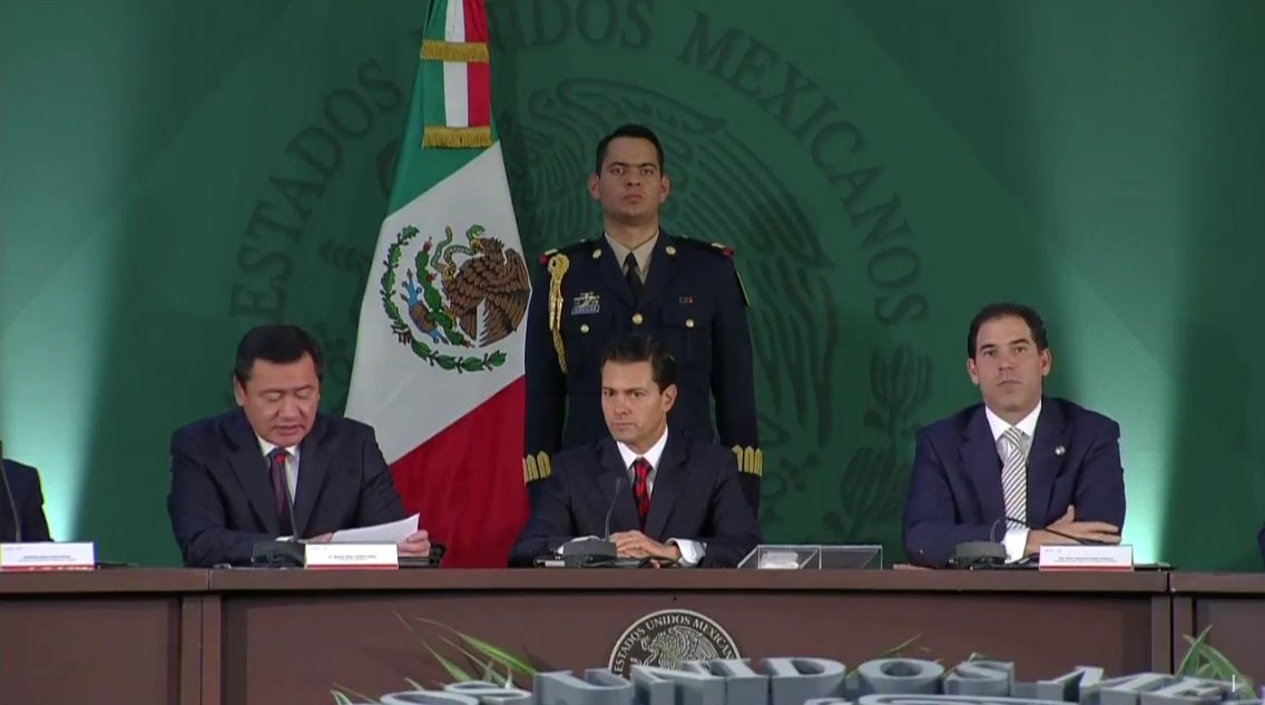 El presidente Enrique Peña Nieto; el secretario de Gobernación, Miguel Ángel Osorio Chong, y el presidente del Senado, Pablo Escudero.
