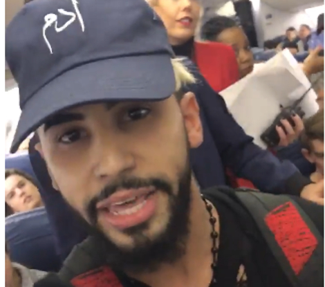 Adam Saleh grabó un video del momento en el que lo bajan del avión por hablar árabe.