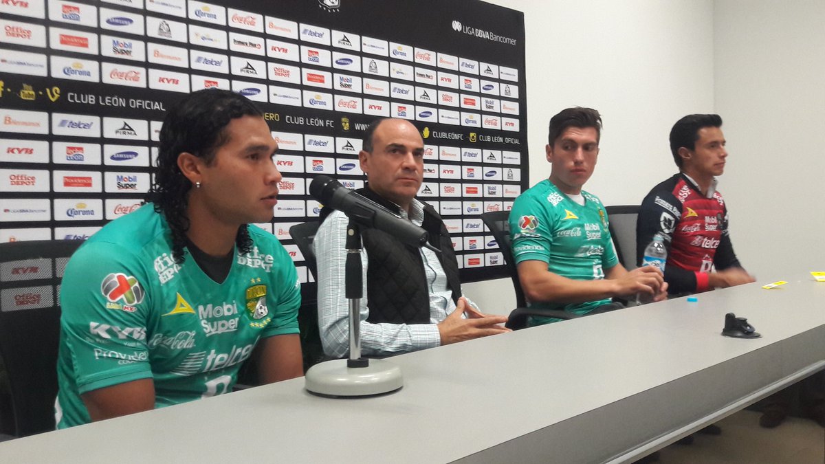 Carlos Peña en su presentación con el León 
