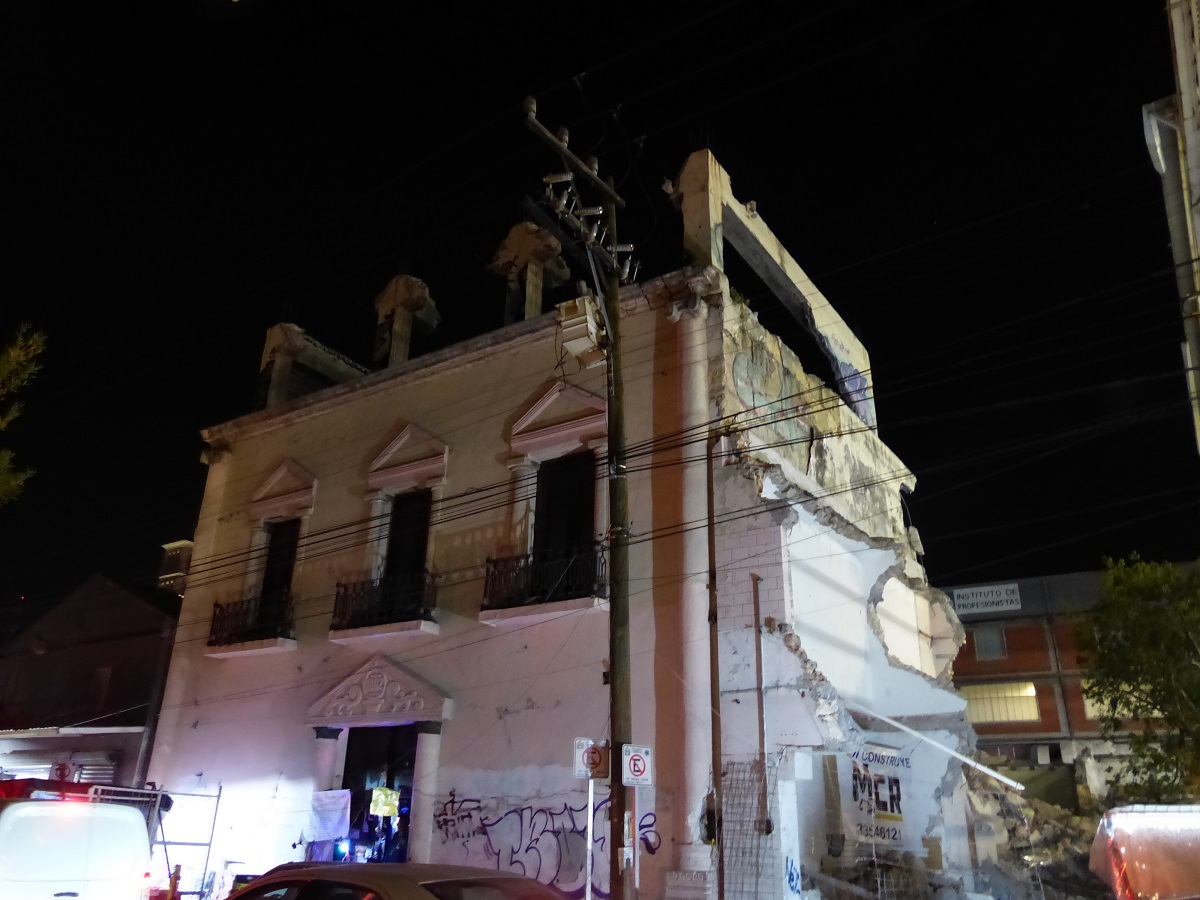 La casona está ubicada en las calles de 5 de Mayo, entre Garibaldi y Colegio Civil.