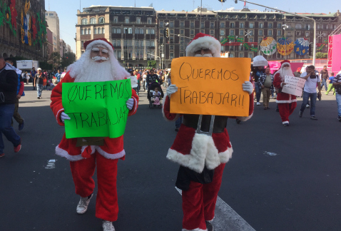 Decenas de Santa Claus protestaron en el Zócalo y exigieron al gobierno capitalino espacios para poder realizar su trabajo esta temporada.