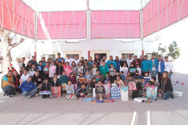 El equipo Napoli Torreón llevó regalos a la escuela primaria "2 de Febrero", del ejido La Conchita.
