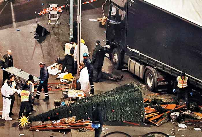 Policías recolectan evidencias en la zona del siniestro. 