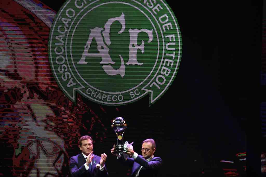 El presidente de la Conmebol entregó el trofeo de la Copa Sudamericana al presidente del Chapecoense 
