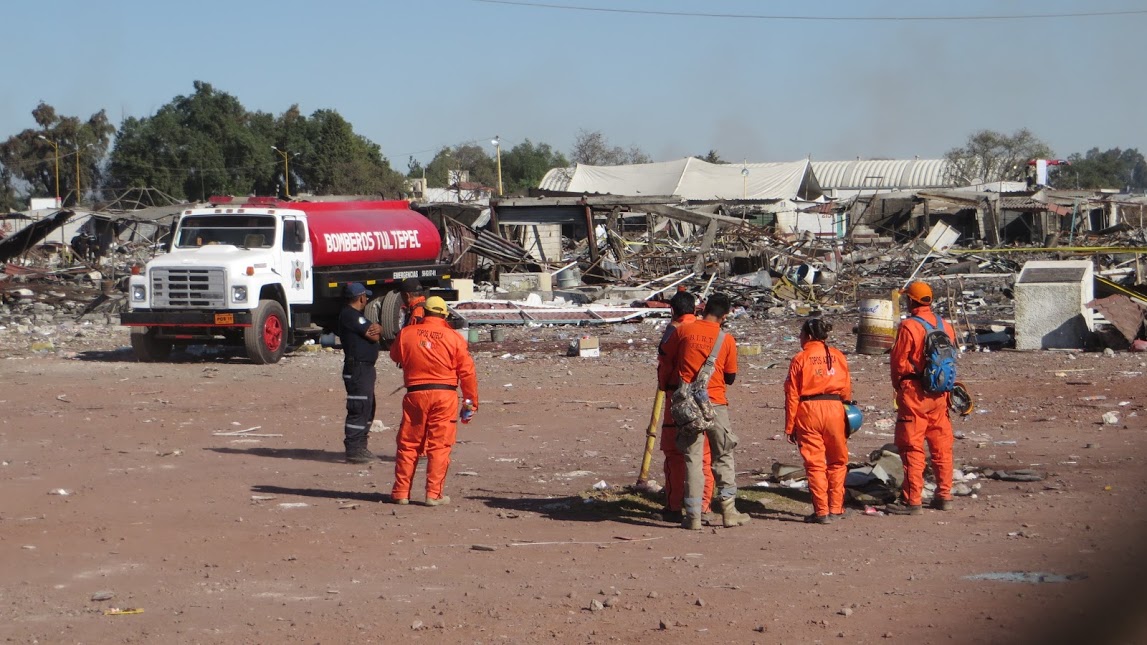 Continúa la limpieza de la zona de la explosión en Tultepec.