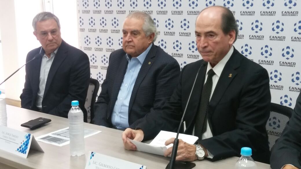 El dirigente de los comerciantes en el estado, Gilberto Villarreal Guzmán, en rueda de prensa. 