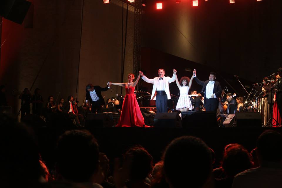 Fernando de la Mora, Filippa Giordano y Nicole se presentaron en el Atrio de la Catedral. 