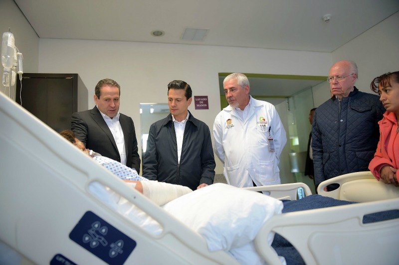 El Presidente visito en el Hospital de Zumpango a familiares y víctimas de la explosión del Mercado de San Pablito, en Tultepec.