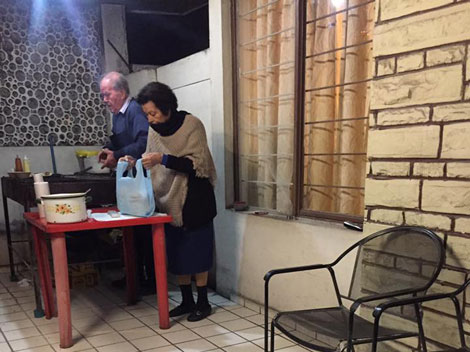 La publicación en Facebook sobre dos adultos mayores que venden hamburguesas al sur de Monterrey, se viralizó.