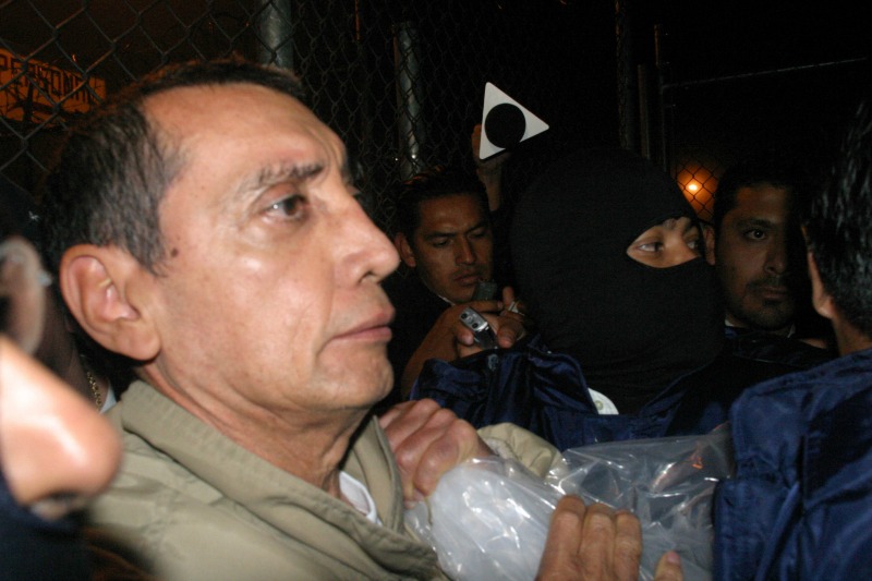 El mex gobernador de Quintana Roo, Mario Villanueva, a su salida del Penal del Altiplano en 2007.