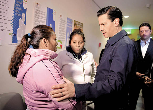 El presidente Enrique Peña Nieto visitó a los lesionados y a los líderes de los artesanos de la pirotecnia. 