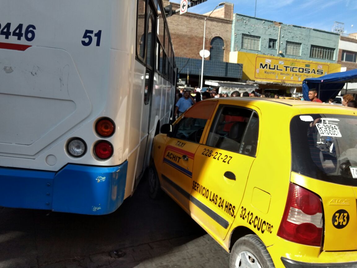 Chocan camión de pasajeros y un taxi en el cruce de la avenida Hidalgo y calle Ramos Arizpe dentro de la Zona Centro.