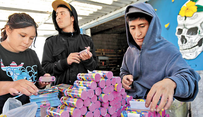 Fabricantes de pirotecnia aseguran que mantendrán el envío de mercancía para las fiestas de pueblos cercanos. 
