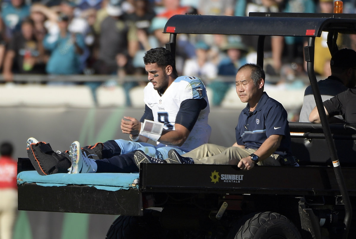 Mariota salió con la pierna inmovilizada 