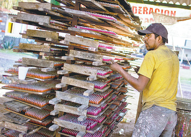 La producción de pirotecnia continúa para abastecer a clientes de otros pueblos. 