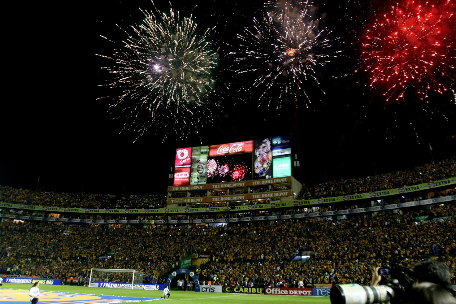 En el Estadio Universitario se vive un ambiente de fiesta. 