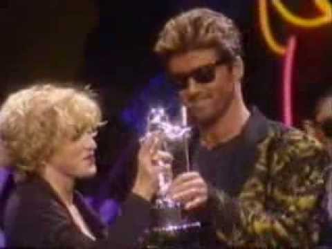El momento en que Madonna dio el MTV Video Vanguard Award a George Michael en 1989.