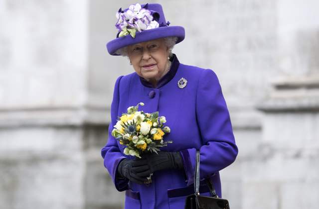 La reina Isabel II sufre un resfriado desder hace unos días.