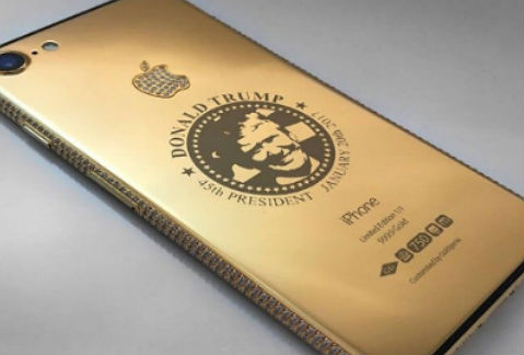El teléfono está bañado en oro de 24 quilates y decorado con 450 diamantes. 