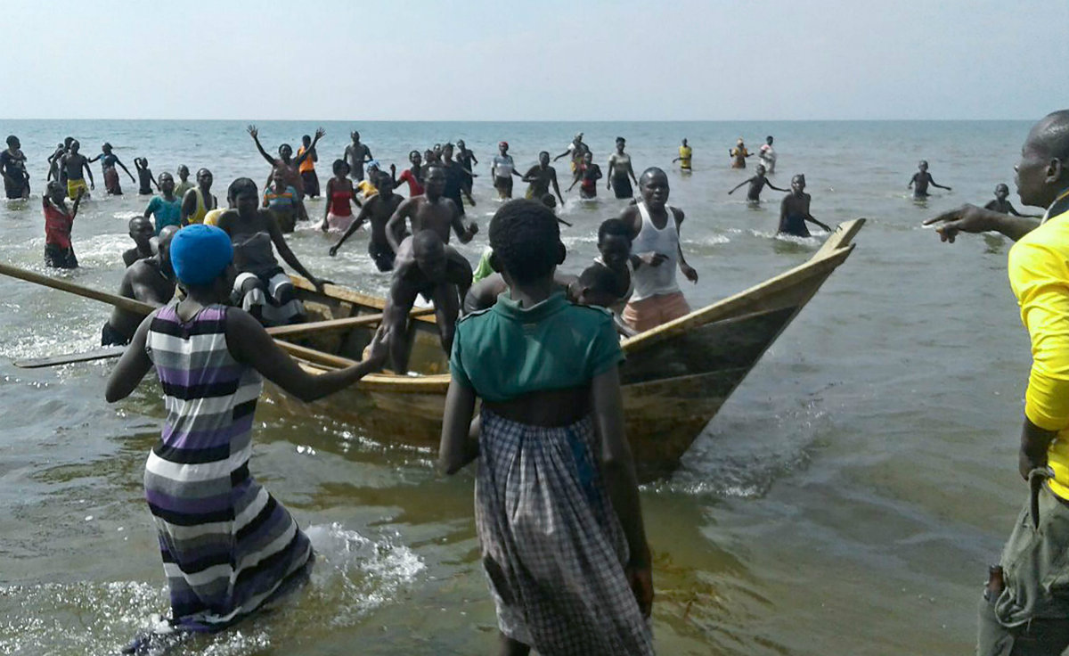Civiles son rescatados tras el naufragio del barco