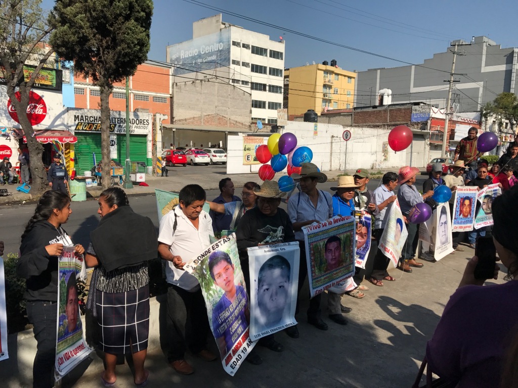 Los padres de los 43 parten de la glorieta de Peralvillo