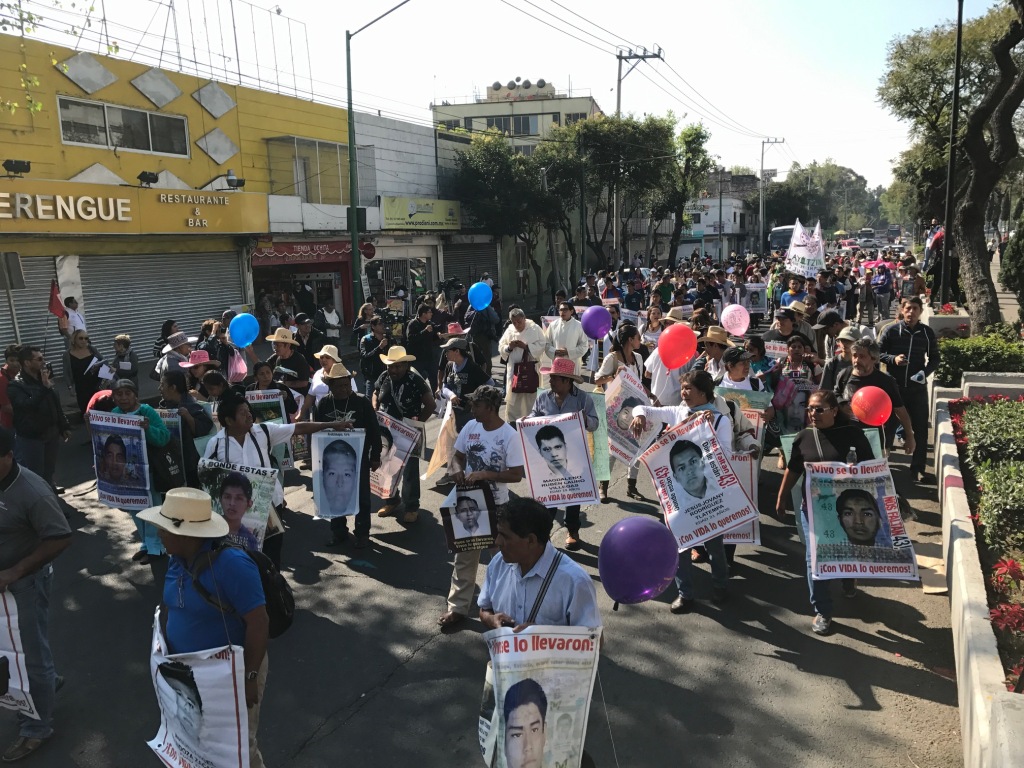 Marcha de los padres de los 43 normalistas rumbo a la Basílica de Guadalupe.