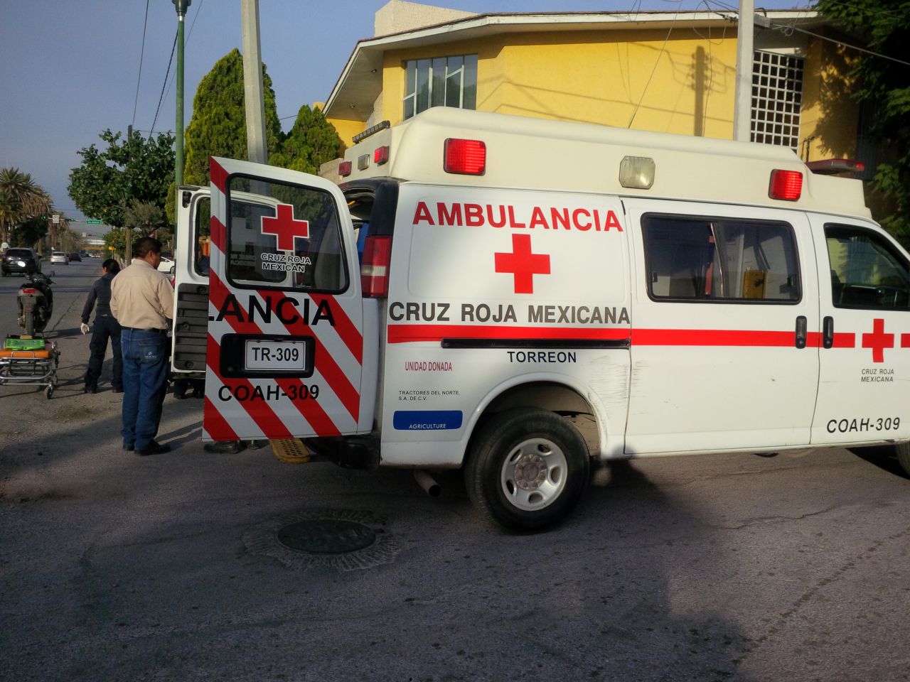Una motociclista resultó atropellada en por un auto de la empresa megacable, en el Centro de Torreón.