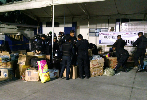 Policías de la Ciudad de México decomisaron gran cantidad de pirotecnia en la colonia Morelos, luego de recibirse una denuncia anónima.