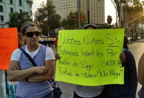 Trabajadores de la Sedesol en el Estado de México bloquearon Paseo de la Reforma, en su cruce con Lafragua, en demanda del pago de subsidios a estanci