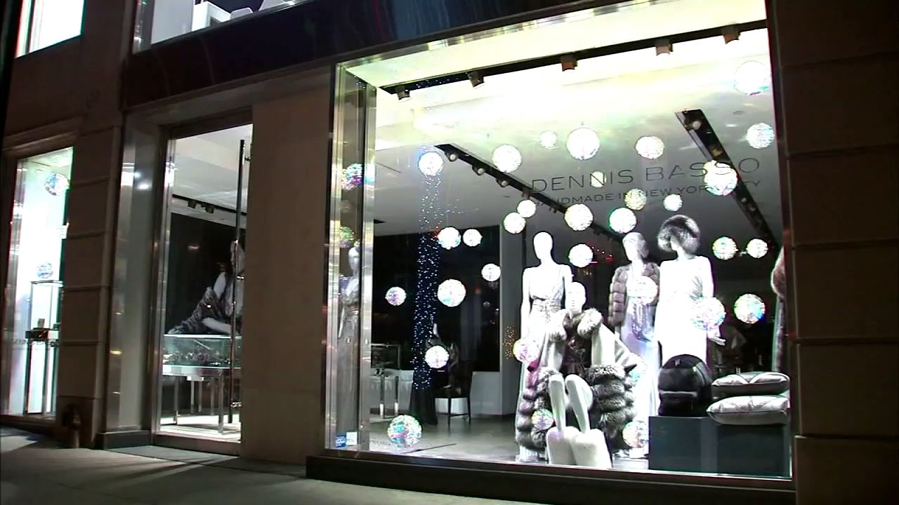 Dennis Basso, fundador de la tienda, catalogó el hecho como el mayor robo de abrigos de piel en la historia de Nueva York