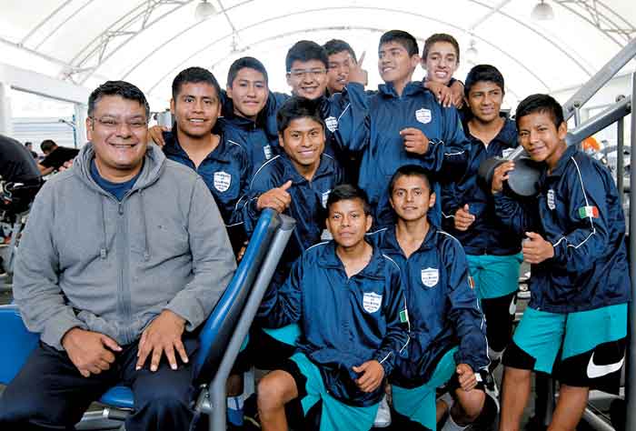El grupo de jóvenes de Oaxaca con Sergio Zúñiga.