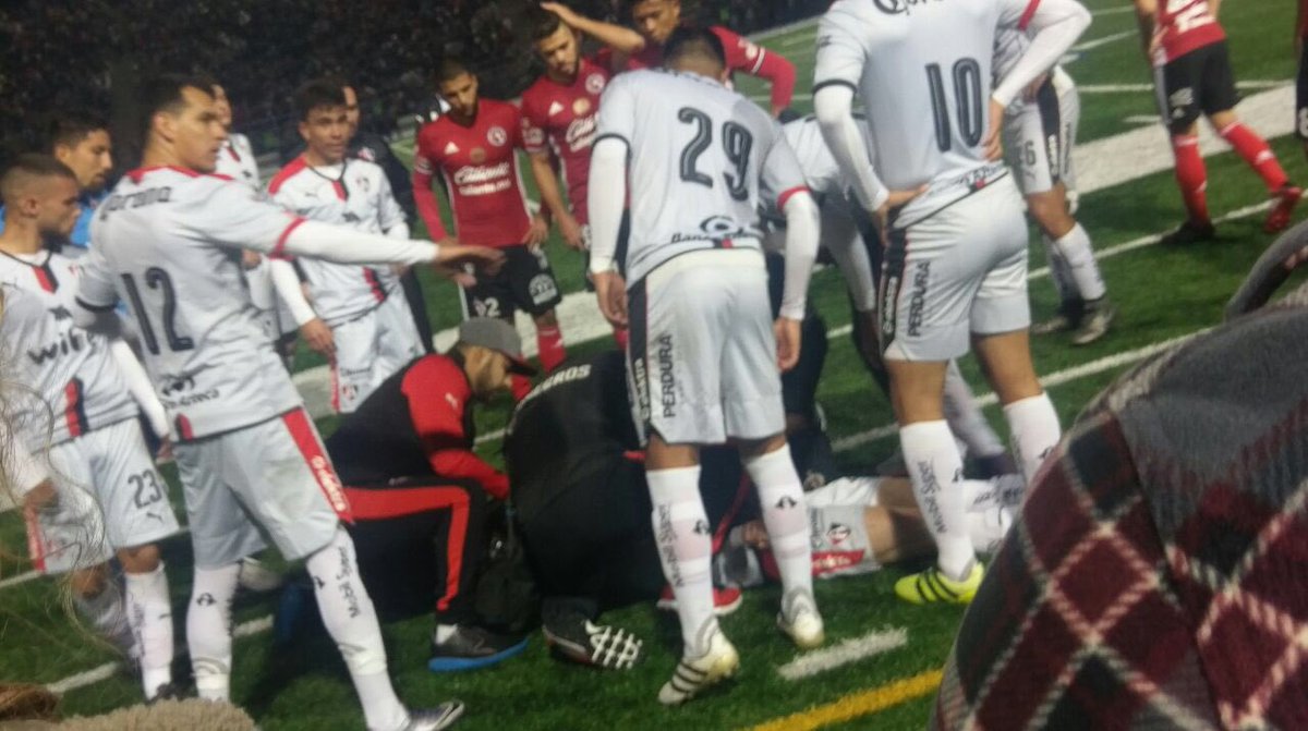 Diego Cruz fue atendido en el terreno de juego 