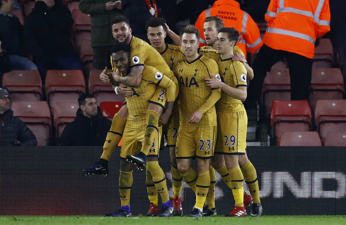 Los jugadores de Tottenham festejan el cuarto gol