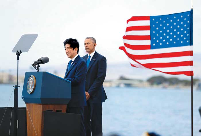 El primer ministro nipón, Shinzo Abe, habla en el USS Arizona Memorial, junto a Barack Obama.