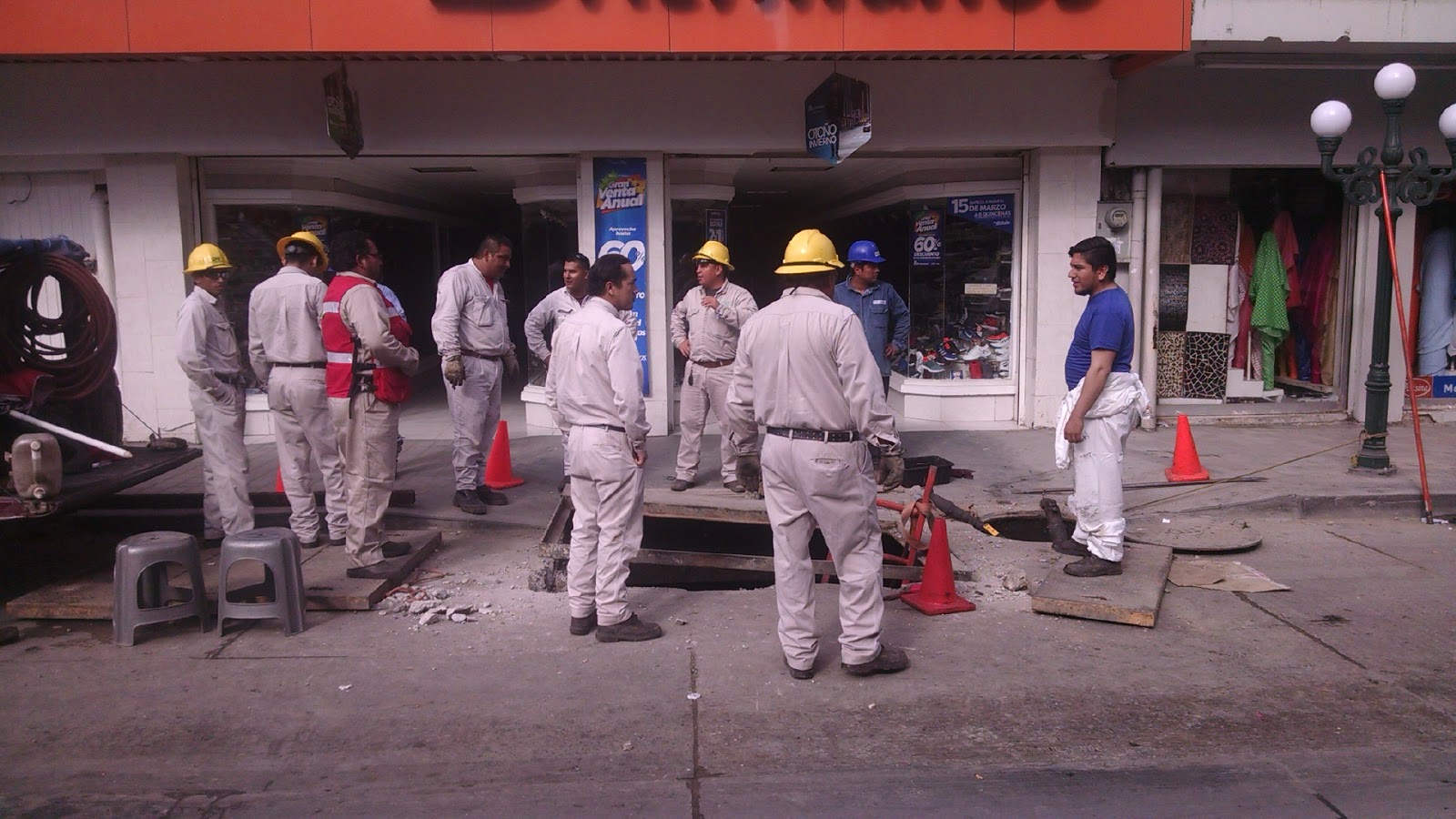 Personal de la CFE realiza trabajos para reestablecer el servicio.