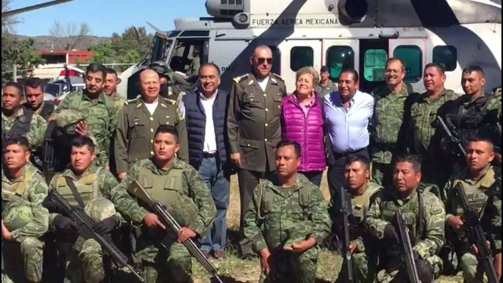 Tras la reunión, Astudillo, Cienfuegos e integrantes del Ejército posaron para los medios.