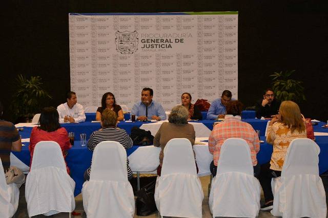 Reunión con familias de desaparecidos.