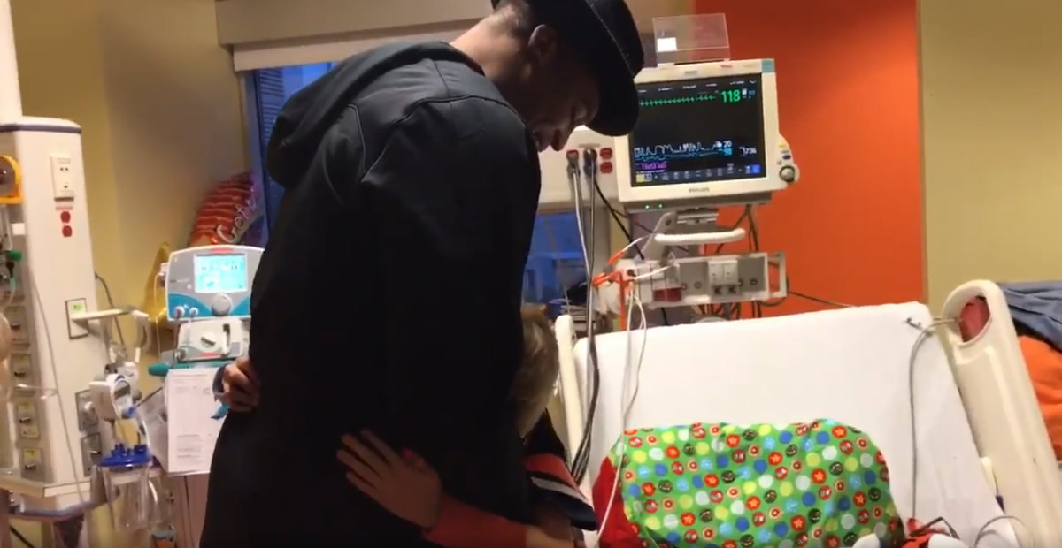 Taylor Deckard abraza a Cam Newton