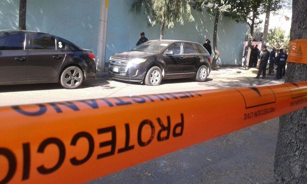 Vecinos llamaron a policías capitalinos tras notar que una camioneta llevaba días estacionada en el mismo lugar. 