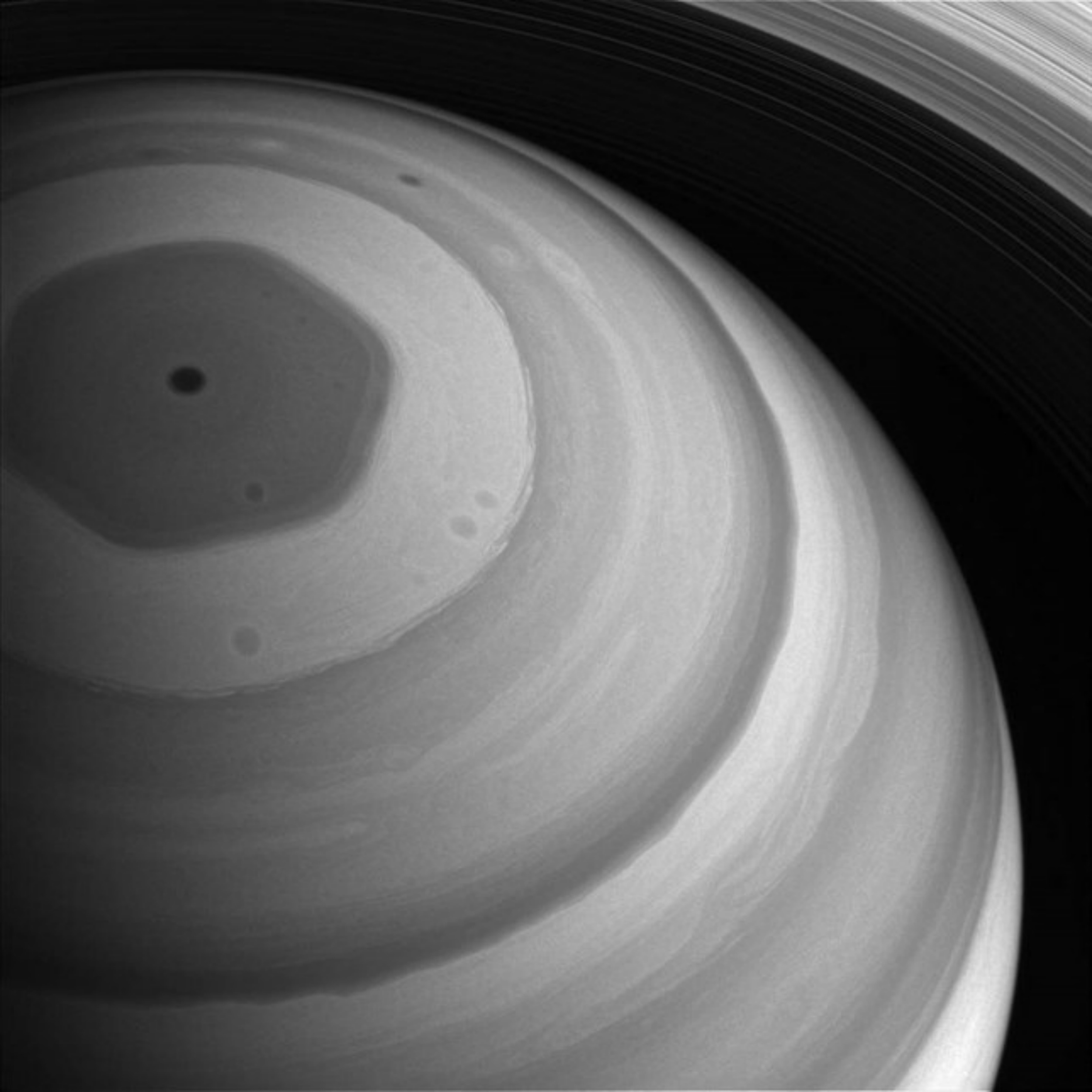 La fotografía fue lograda a una distancia de aproximadamente 1.2 millones de kilómetros de Saturno y la escala es de 74 kilómetros por píxel.