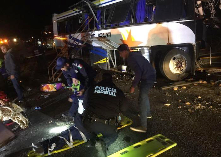 Mueren 11 en choque frontal entre camión y tráiler en autopista a Jiménez Chihuahua.