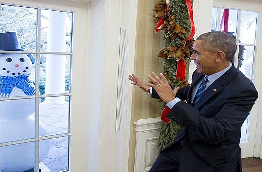 El presidente Obama posó para la foto tras la broma hecha por los empleados de la Casa Blanca.